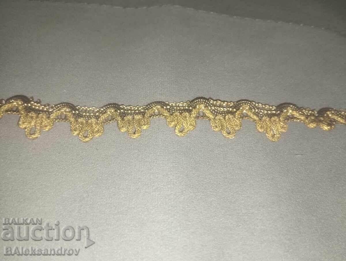 Παλιά δαντέλα με χρυσό γαρύφαλλο