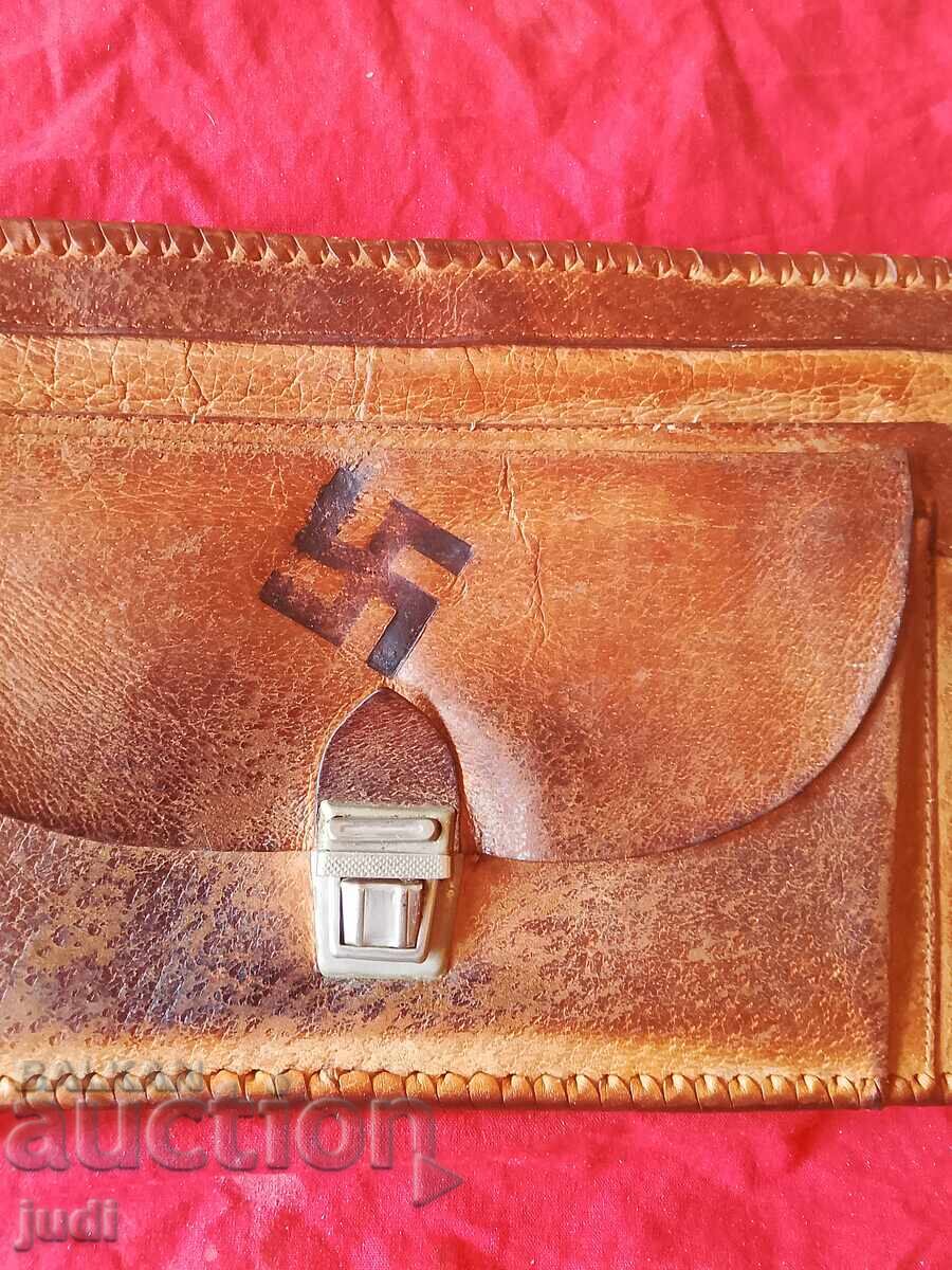 Geantă piele naturală al Treilea Reich cu preț 30.00 BGN | € 15.34