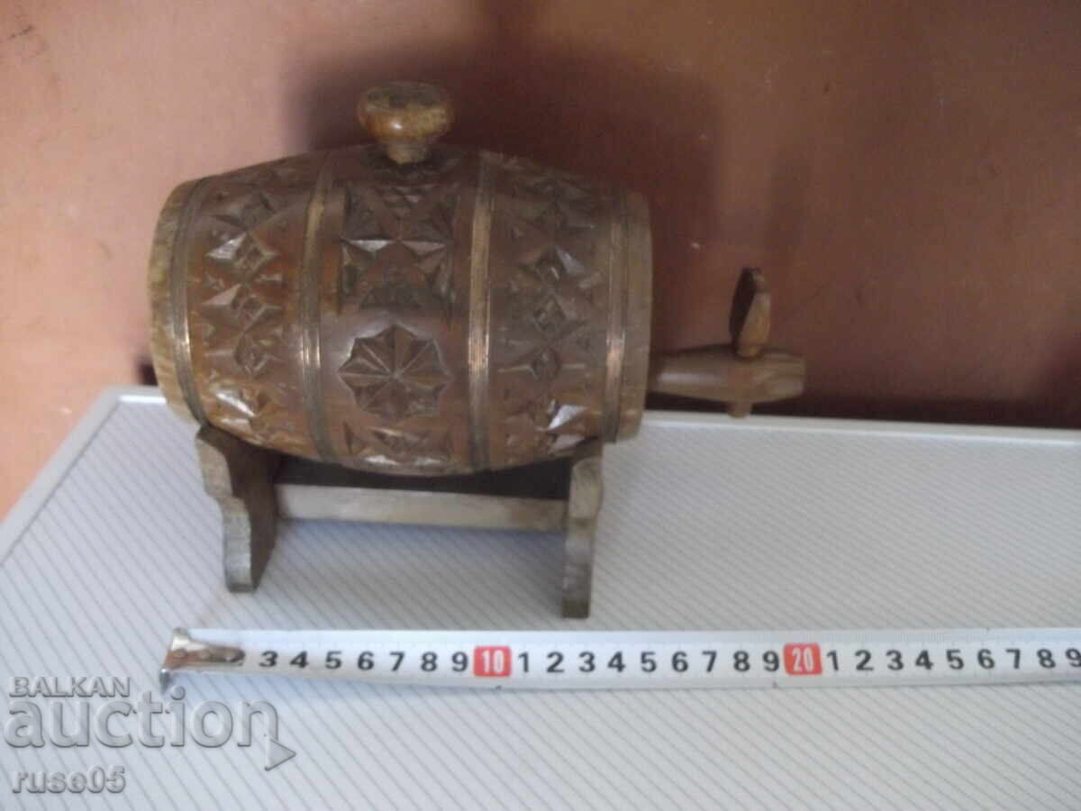 Butoi din lemn sculptat pe suport pentru alcool cu preț 70.00 BGN | € 35.79 Butoi din lemn sculptat pe suport pentru alcool cu preț 70.00 BGN | € 35.79