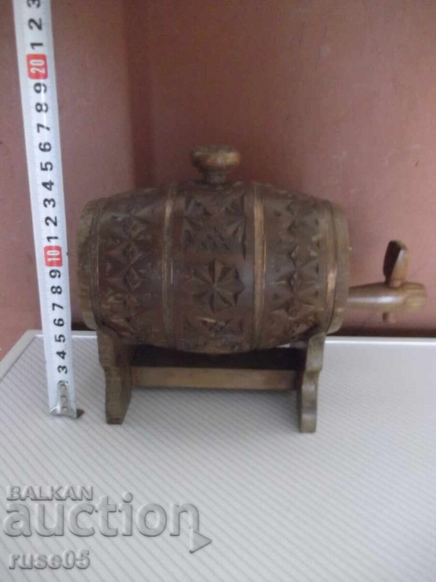 Licitație Butoi din lemn sculptat pe suport pentru alcool Licitație Butoi din lemn sculptat pe suport pentru alcool