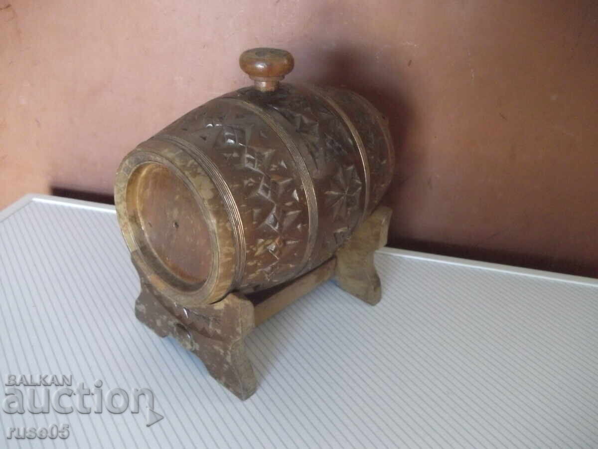 Livrarea Butoi din lemn sculptat pe suport pentru alcool Livrarea Butoi din lemn sculptat pe suport pentru alcool