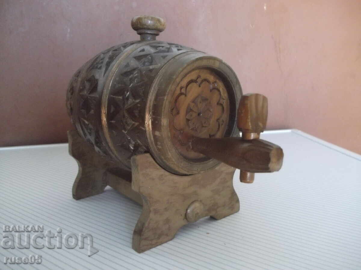 Butoi din lemn sculptat pe suport pentru alcool - 6 Butoi din lemn sculptat pe suport pentru alcool - 6