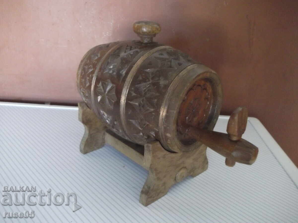 Butoi din lemn sculptat pe suport pentru alcool Butoi din lemn sculptat pe suport pentru alcool