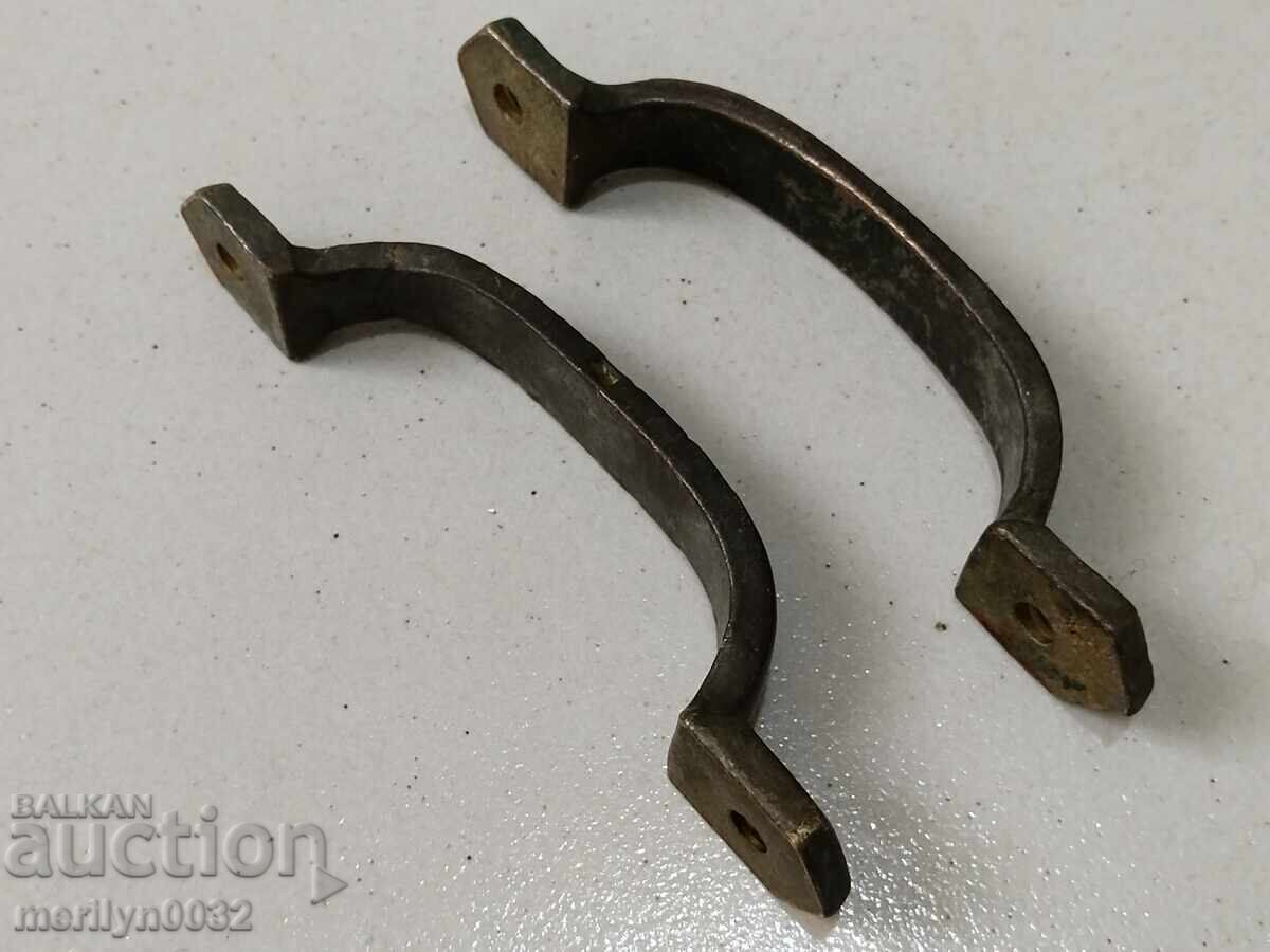 Auction  Bronze hardware, a pair of old safe handles