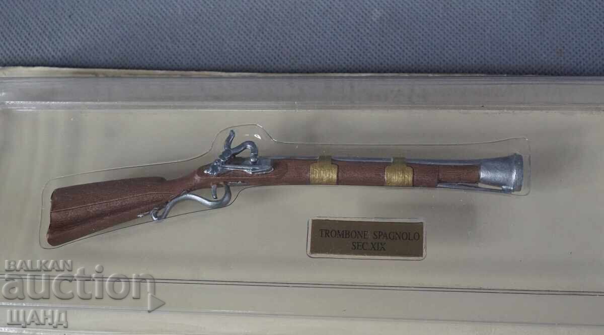 Μειωμένο μεταλλικό Μοντέλο πιστολιού με πυρίτη και κουτί με τιμή 10.25 BGN | € 5.24