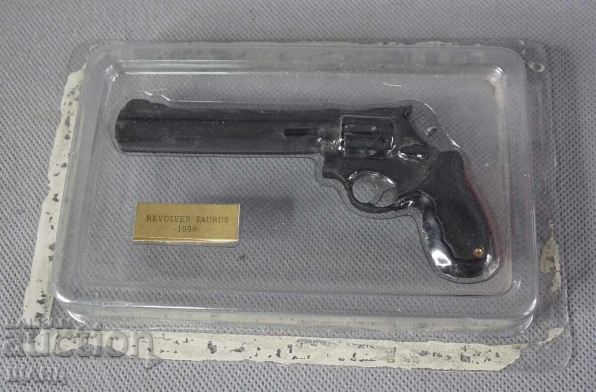Умален метален Модел на пистолет револвер TAURUS с кутия с цена 10.25 лв. | € 5.24