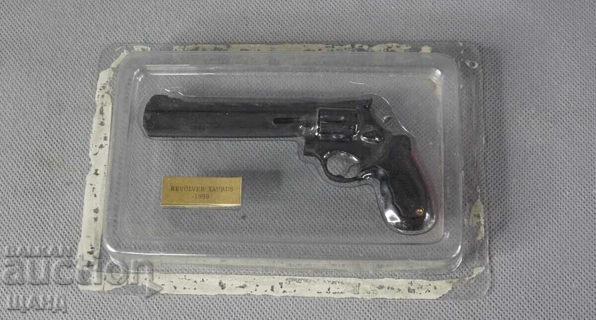 Умален метален Модел на пистолет револвер TAURUS с кутия