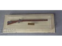 Model metalic redus al puștii CARABINA BRUNSWICK cu cutie