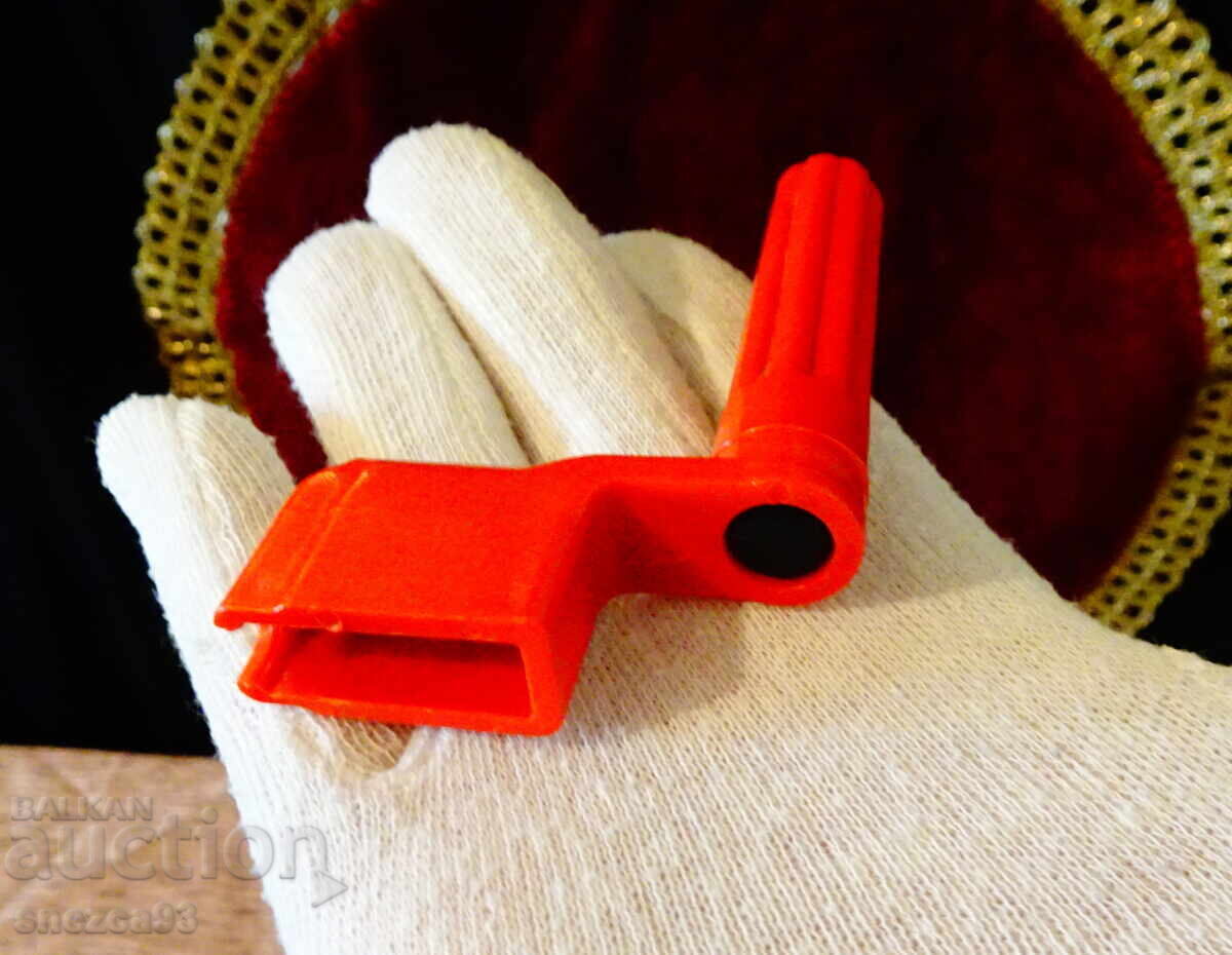 Guitar string winder for quick string changes with price 10.00 BGN | € 5.11