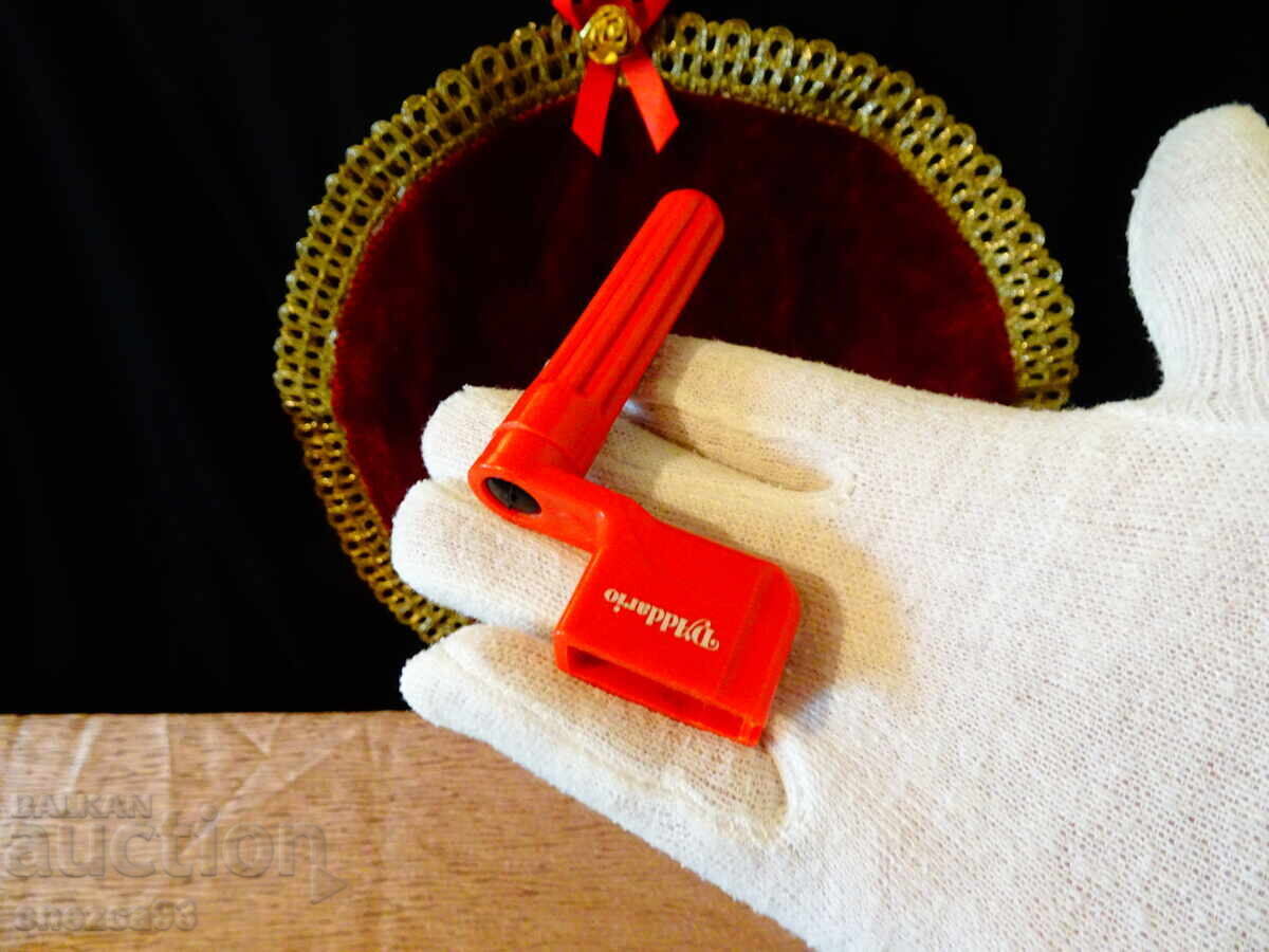 Guitar string winder for quick string changes