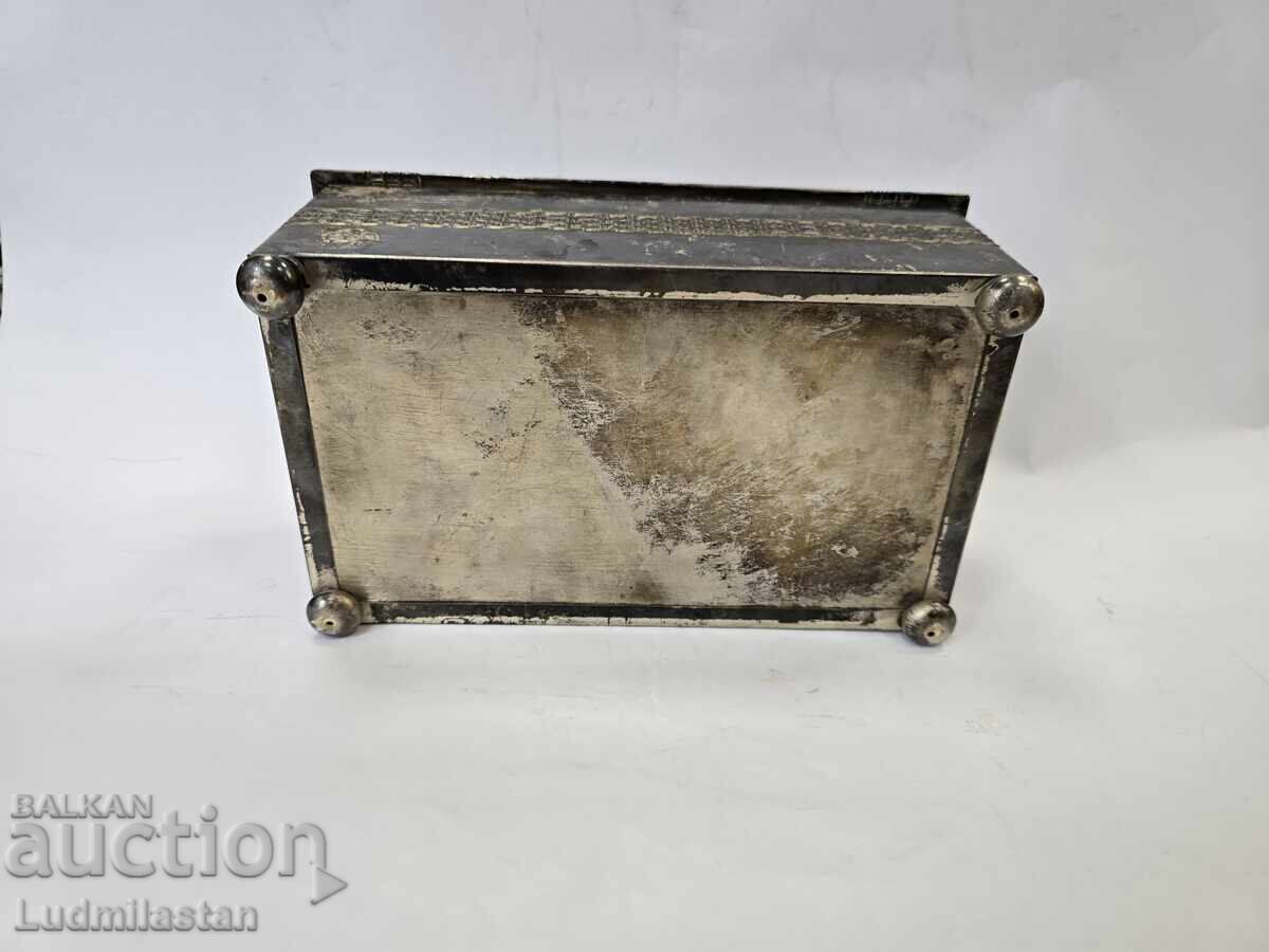 Δημοπρασία Παλιό ασημένιο κουτί με διαστάσεις 23/14,5 εκ Δημοπρασία Παλιό ασημένιο κουτί με διαστάσεις 23/14,5 εκ