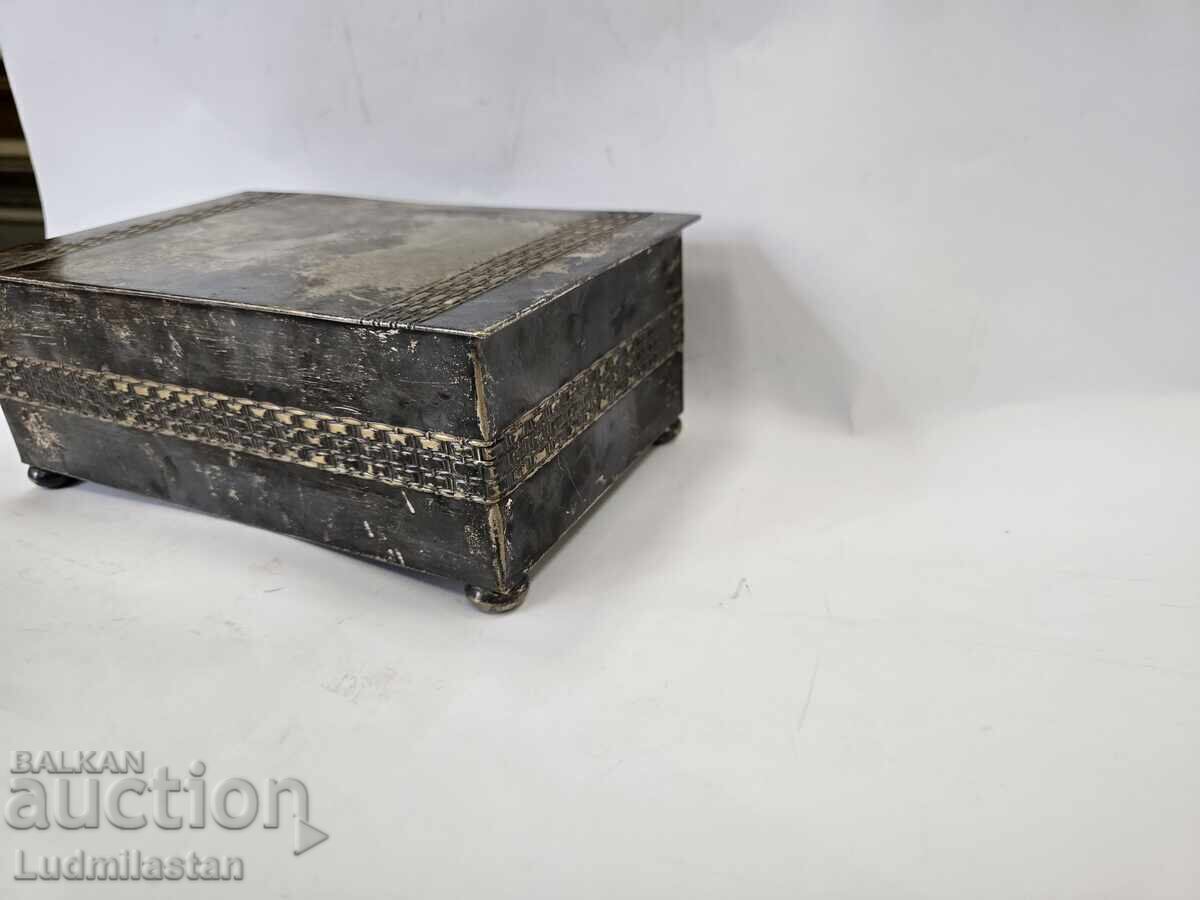 Παράδοση Παλιό ασημένιο κουτί με διαστάσεις 23/14,5 εκ Παράδοση Παλιό ασημένιο κουτί με διαστάσεις 23/14,5 εκ