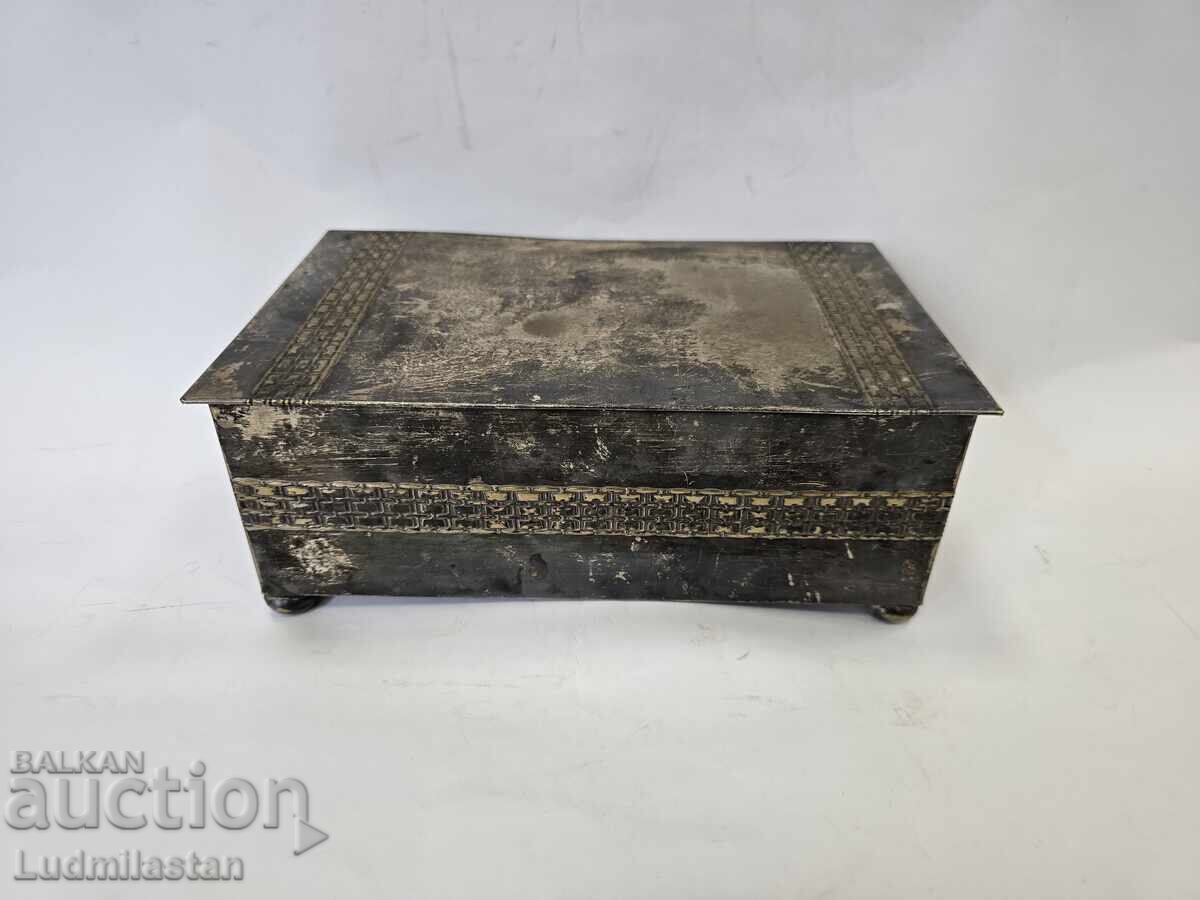 Παλιό ασημένιο κουτί με διαστάσεις 23/14,5 εκ Παλιό ασημένιο κουτί με διαστάσεις 23/14,5 εκ