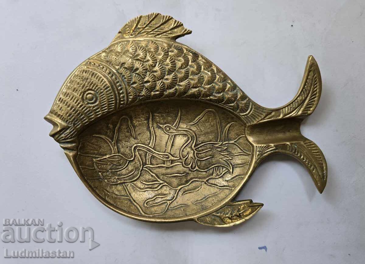 Стар Интересен Пепелник Риба