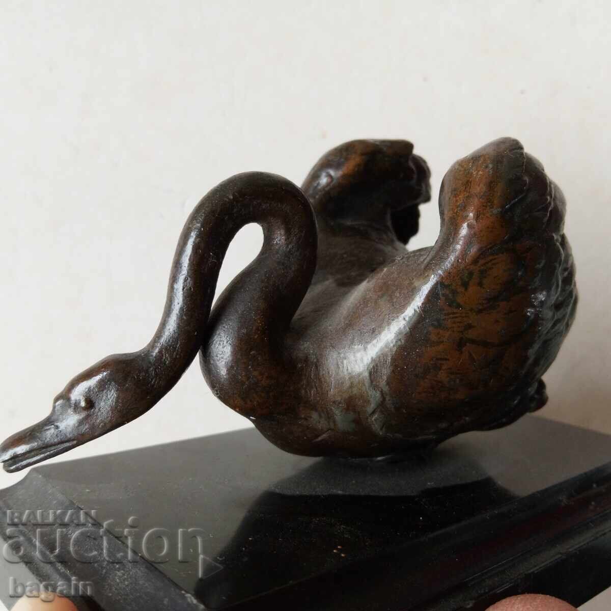 Черният лебед, статуетка.