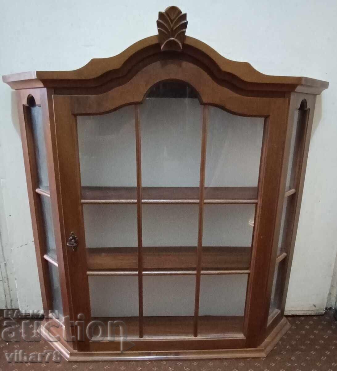 Витрина за стена