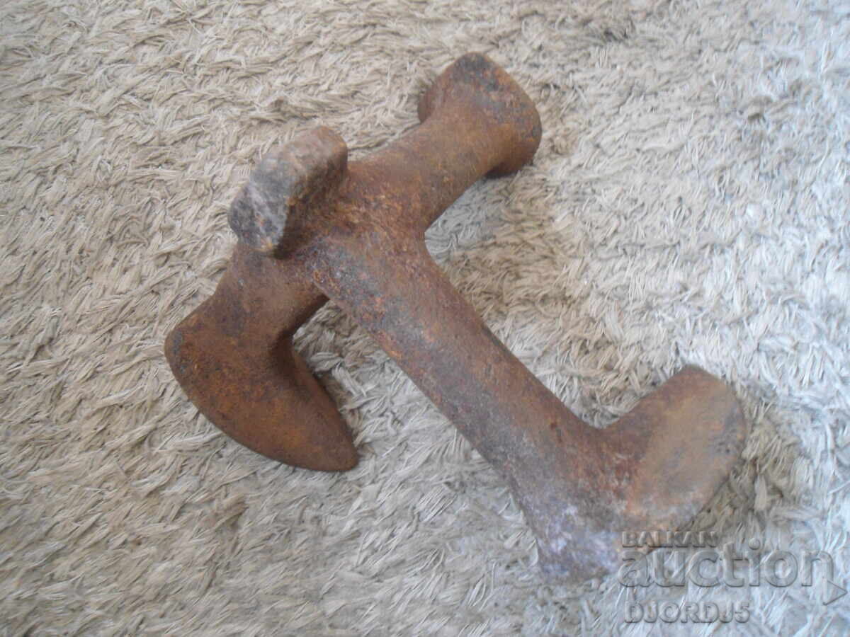 Стара обущарска наковалня с цена 18.00 лв. | € 9.20 Стара обущарска наковалня с цена 18.00 лв. | € 9.20