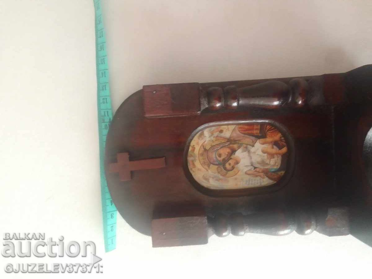 Ξύλινο παλιό οικιακό εικονοστάσι με καντήλι και εικόνα με τιμή 60.00 BGN | € 30.68