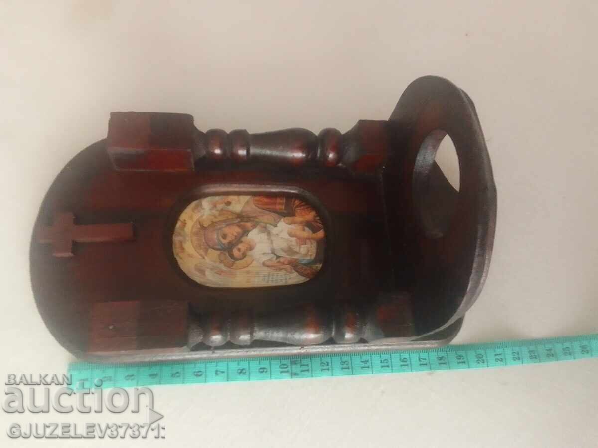 Ξύλινο παλιό οικιακό εικονοστάσι με καντήλι και εικόνα - 5