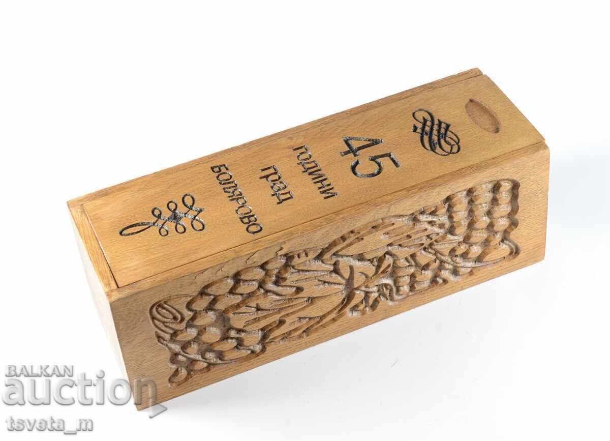 Delivery of Wooden box with walnut carving Delivery of Wooden box with walnut carving