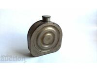 Sticlă veche sau recipient pentru ulei de mașină