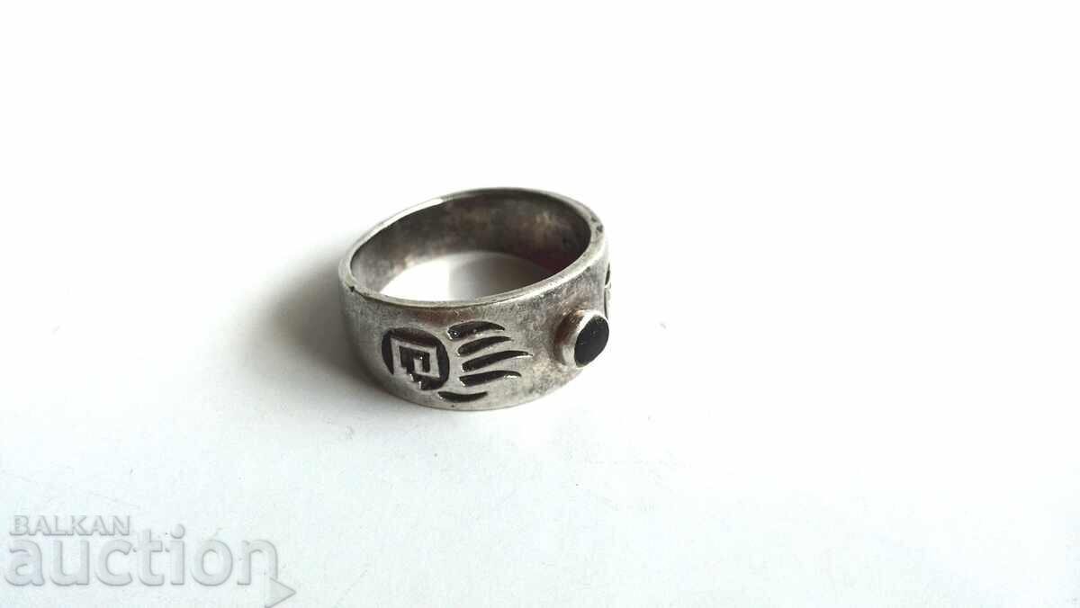 Ένα παλιό ασημένιο δαχτυλίδι Ένα παλιό ασημένιο δαχτυλίδι