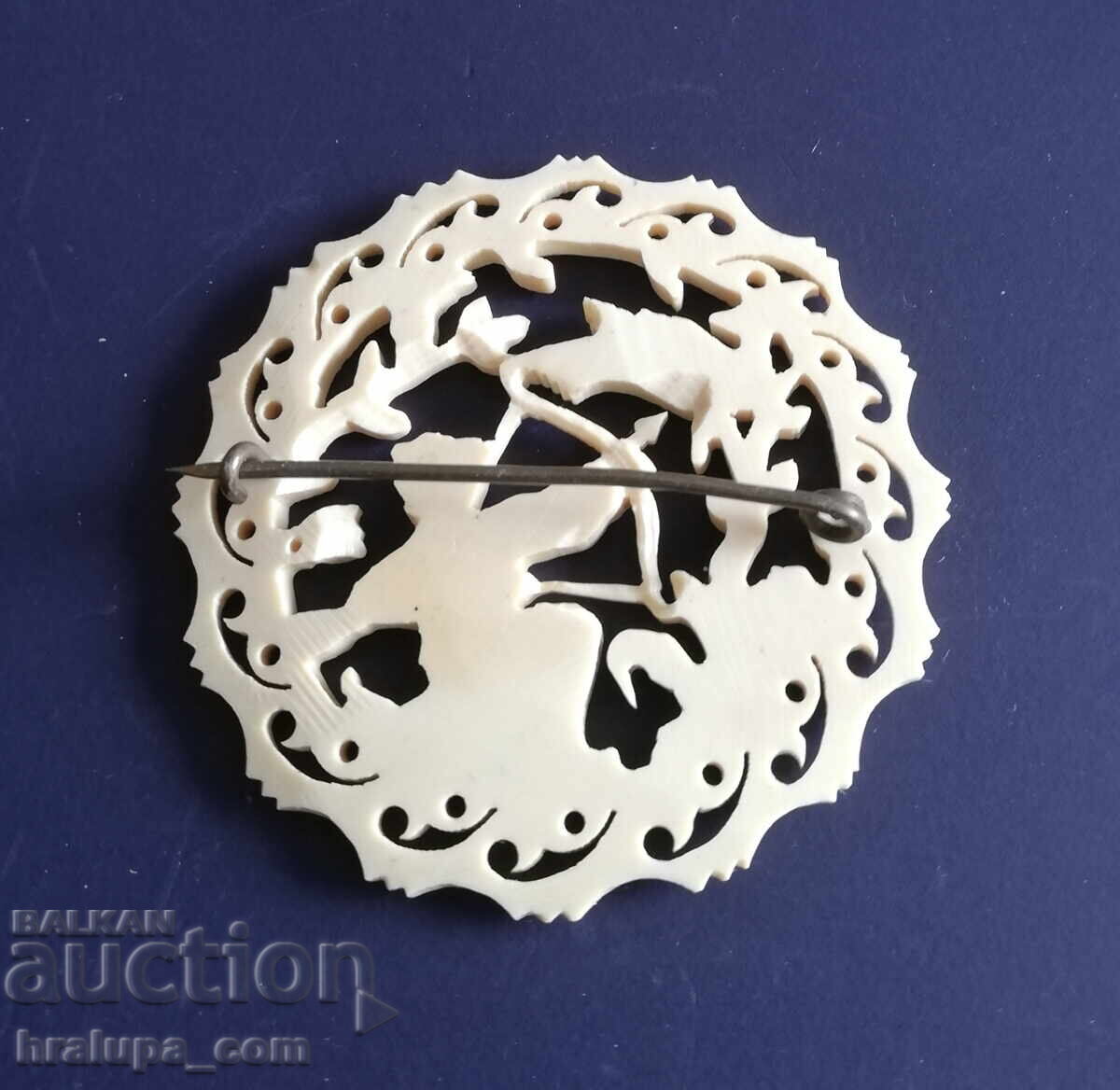 Broșă veche, scenă de vânătoare cu preț 25.00 BGN | € 12.78