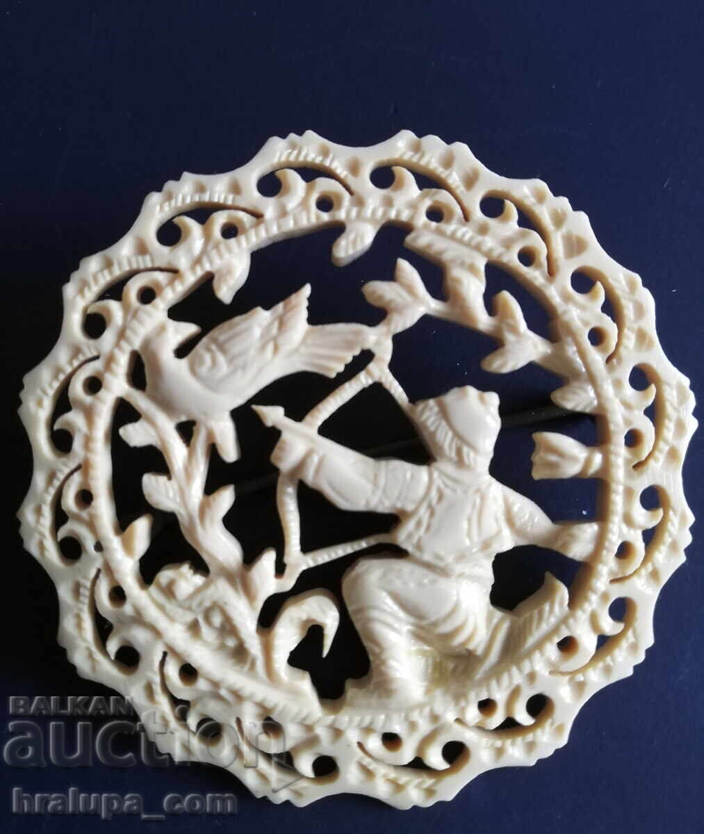 Broșă veche, scenă de vânătoare