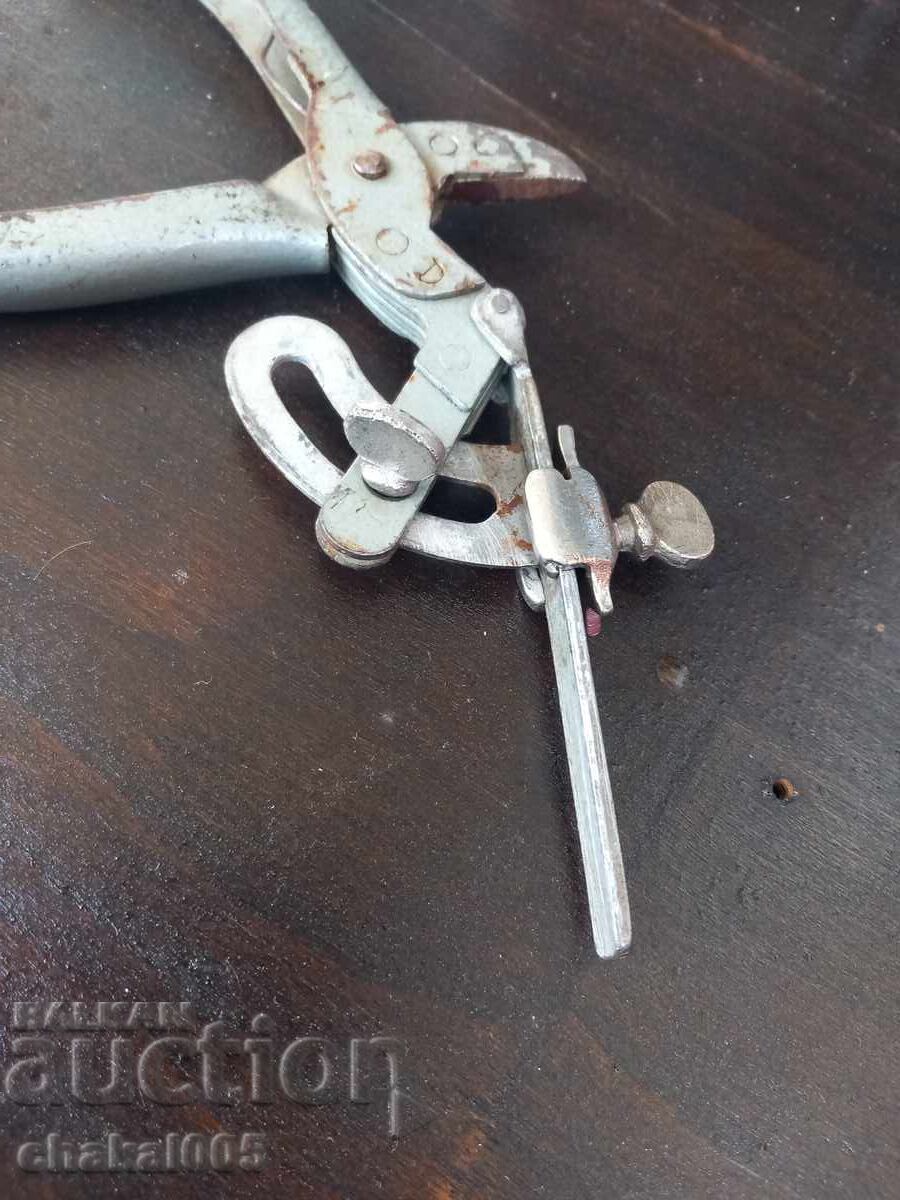 Клещи за чапраз с цена 25.00 лв. | € 12.78