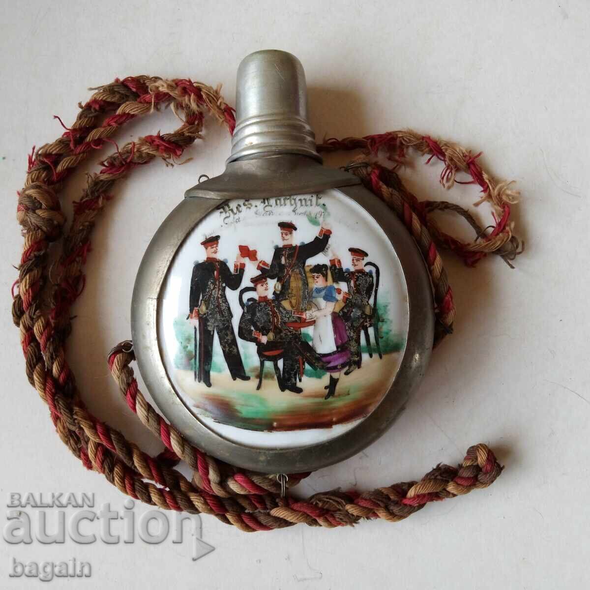 Офицерска манерка с българския трикольор. Офицерска манерка с българския трикольор.