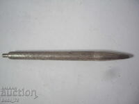 Ένα παλιό ασημένιο στυλό.