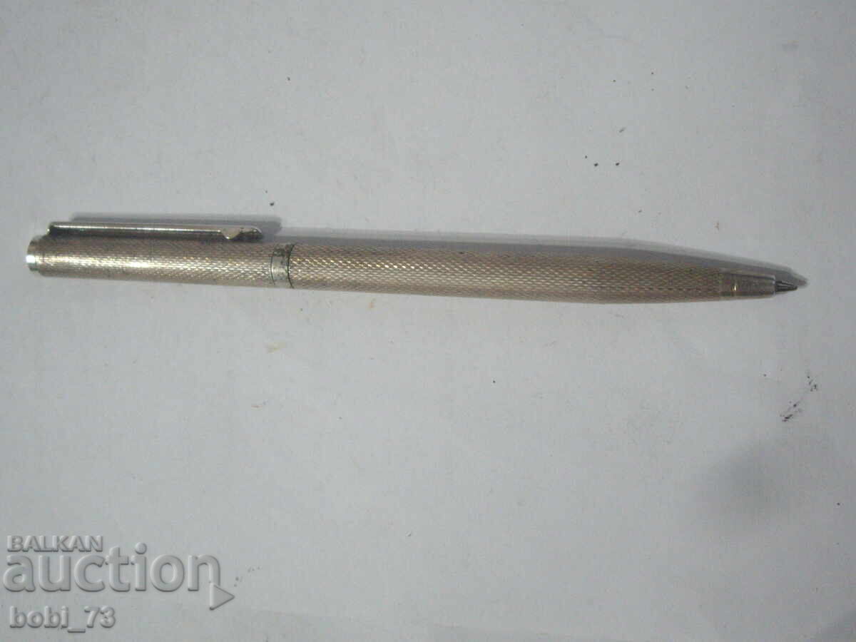 Ένα παλιό ασημένιο στυλό. Ένα παλιό ασημένιο στυλό.