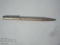 Ένα παλιό ασημένιο στυλό.
