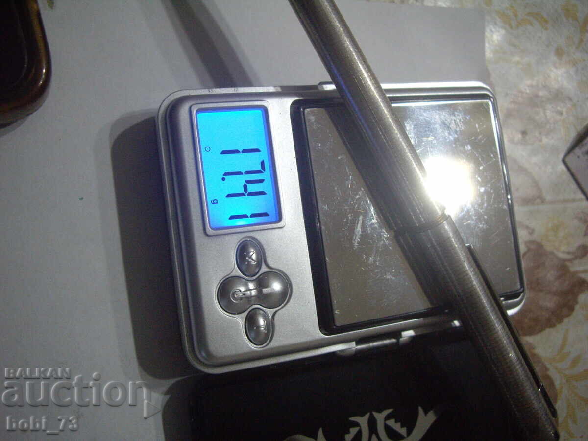 Παράδοση Ένα παλιό ασημένιο στυλό.