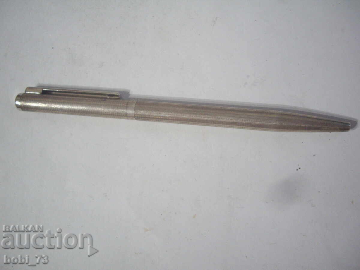 Ένα παλιό ασημένιο στυλό.