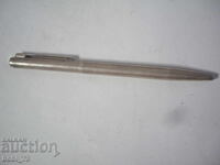 Ένα παλιό ασημένιο στυλό.