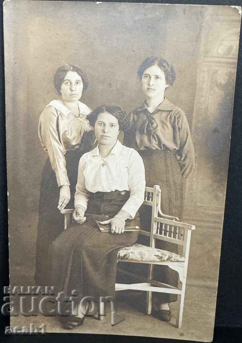 Profesoare în Fotografie pentru amintire din 1914 Profesoare în Fotografie pentru amintire din 1914