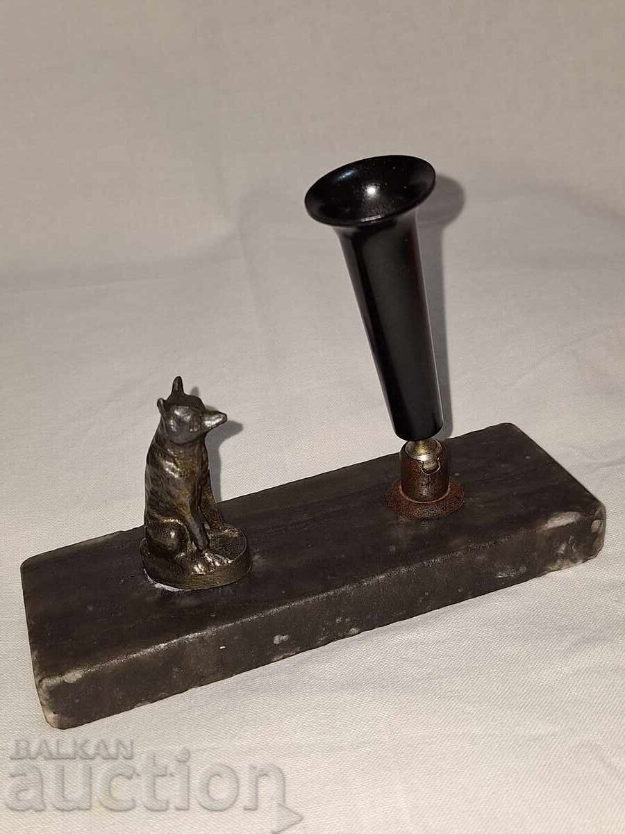 Παλιά μελανοδοχείο με μπρούτζινο ειδώλιο