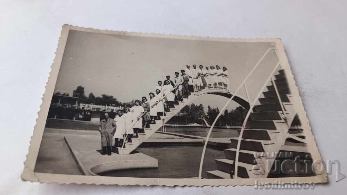 Photo Sofia Men and women on stairs of a swimming pool Photo Sofia Men and women on stairs of a swimming pool