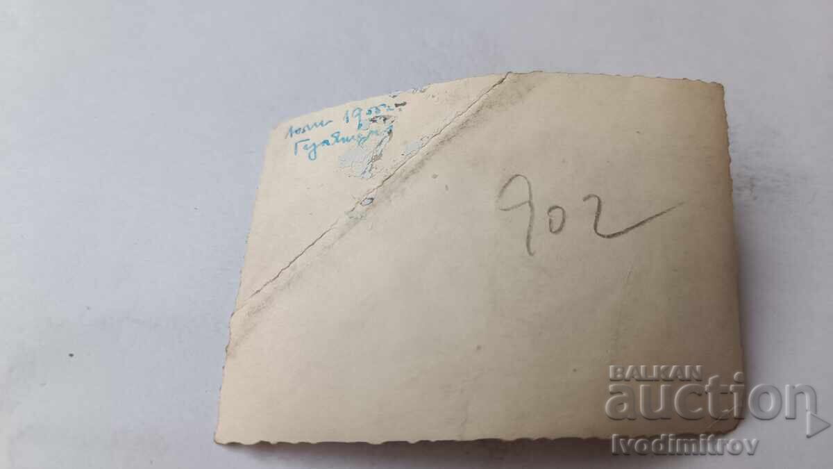 Φωτογραφία Γουλιαντσι Άνδρες και γυναίκες μπροστά από το ΔΠΠ Βοδπροεϊκτ με τιμή 2.35 BGN | € 1.20