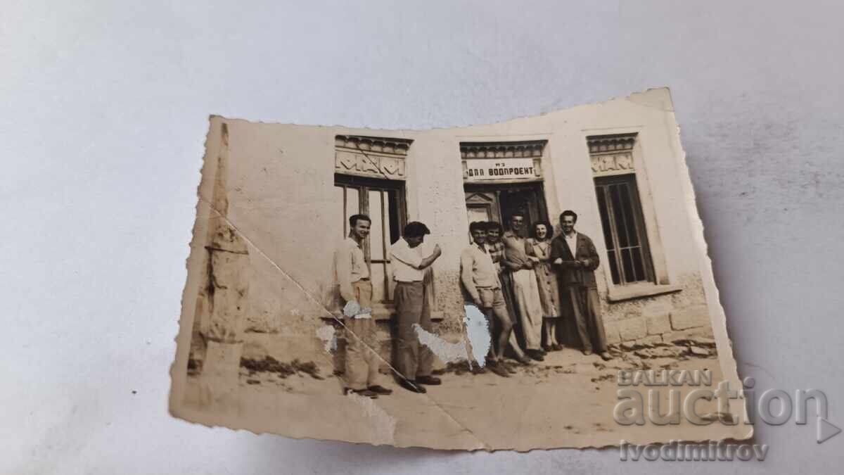 Φωτογραφία Γουλιαντσι Άνδρες και γυναίκες μπροστά από το ΔΠΠ Βοδπροεϊκτ