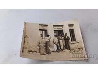 Fotografie Gulyantsi Bărbați și femei în fața DPP Vodproekt