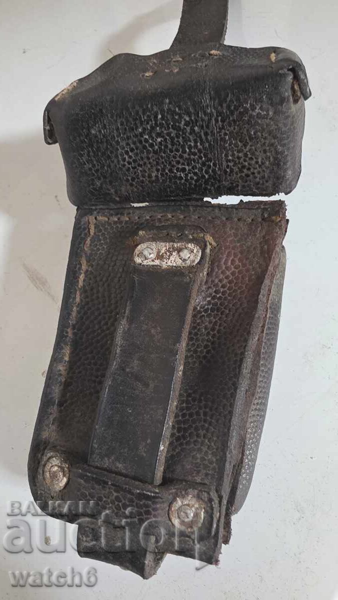 Small leather bag for a filler - 5