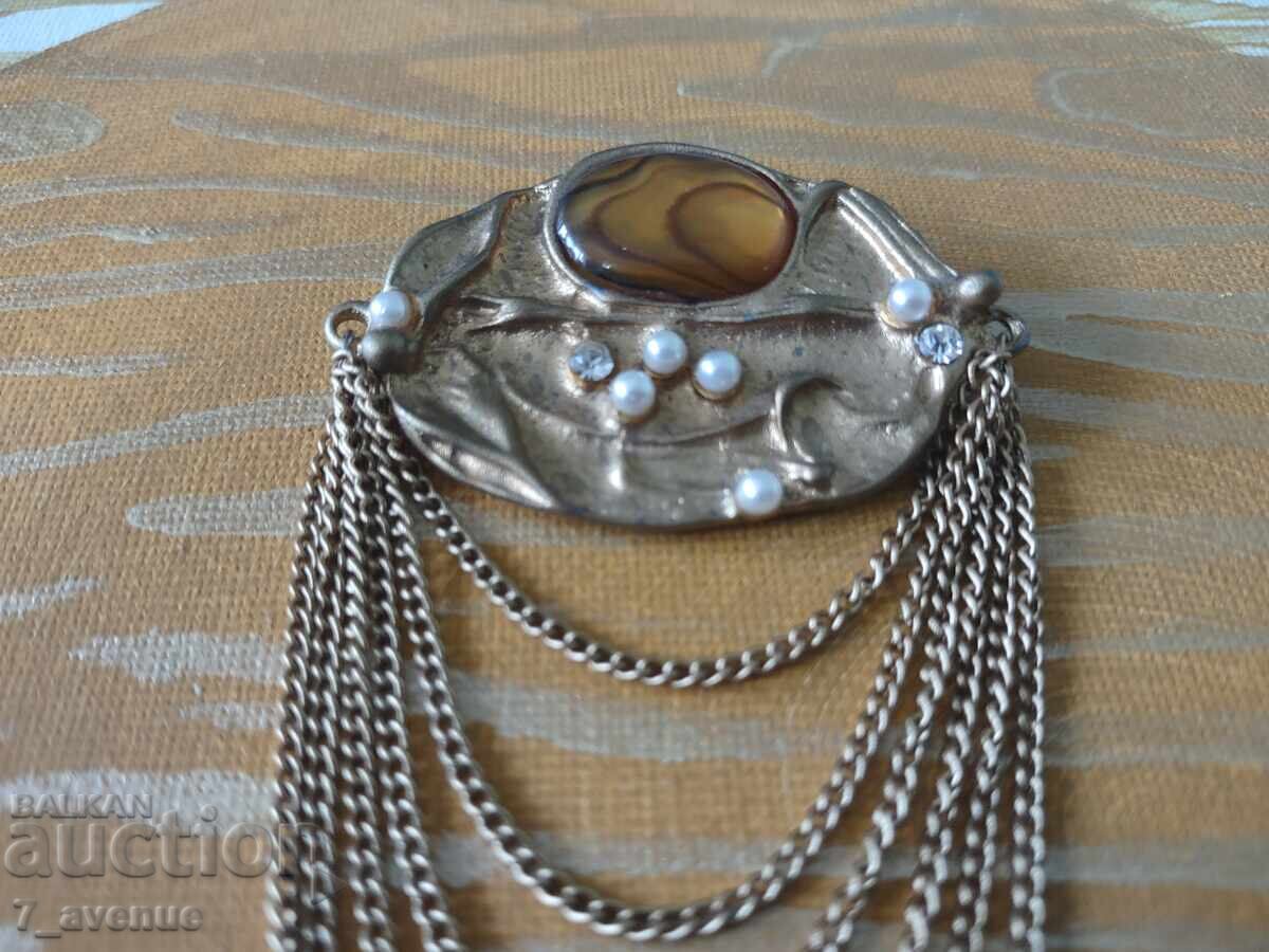 Доставка на Брошка - елегантна , стилна, ефектна, 18.04.25