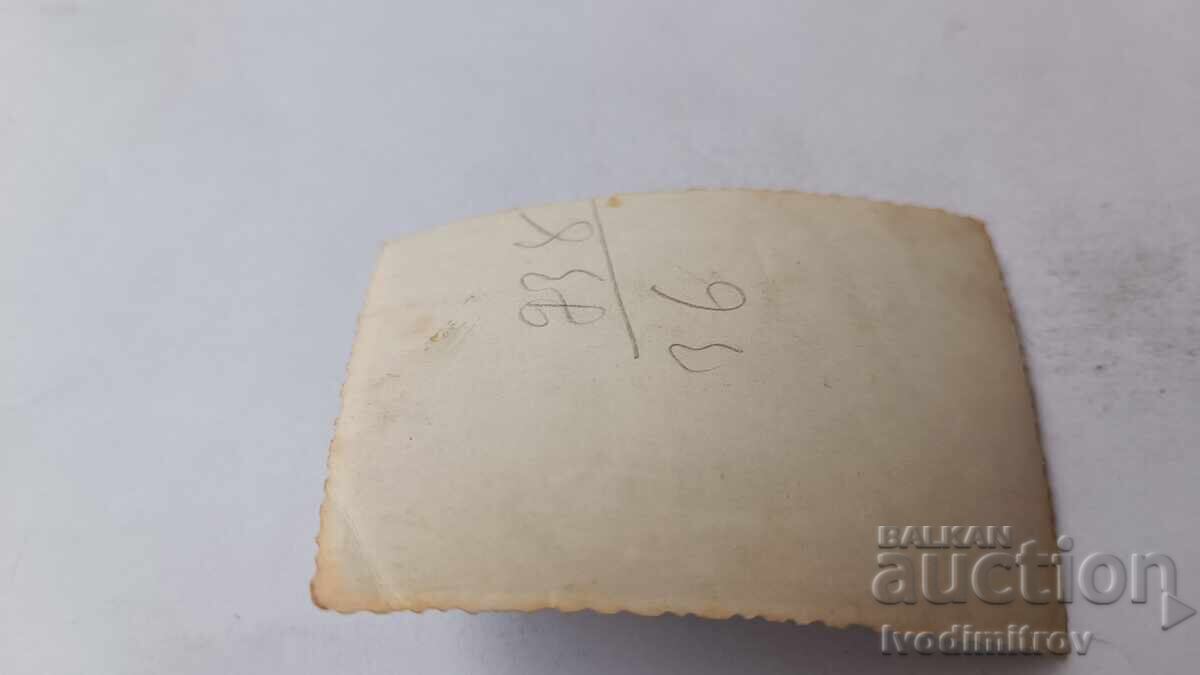 Φωτογραφία Τέσσερις νέοι άνδρες σε ξύλινη κατασκευή στο ποτάμι με τιμή 1.85 BGN | € 0.95