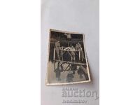 Φωτογραφία Τέσσερις νέοι άνδρες σε ξύλινη κατασκευή στο ποτάμι