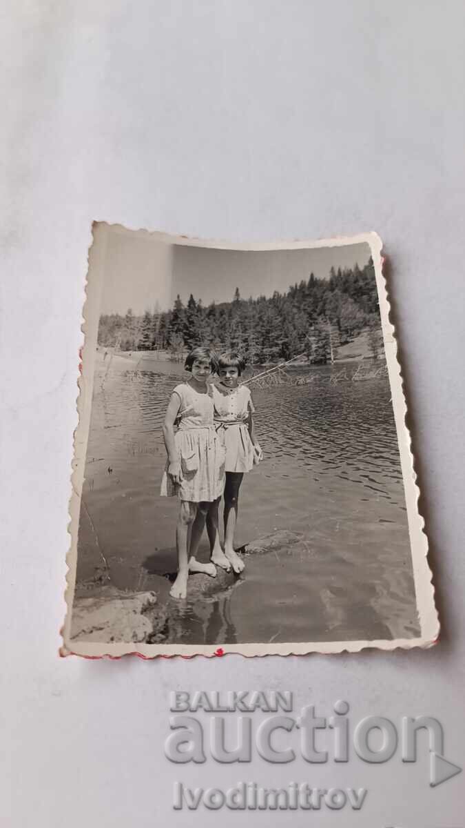 Снимка Две млади момичета покрай реката Снимка Две млади момичета покрай реката