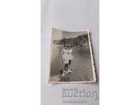 Εικόνα Δύο νεαρά κορίτσια δίπλα στο ποτάμι