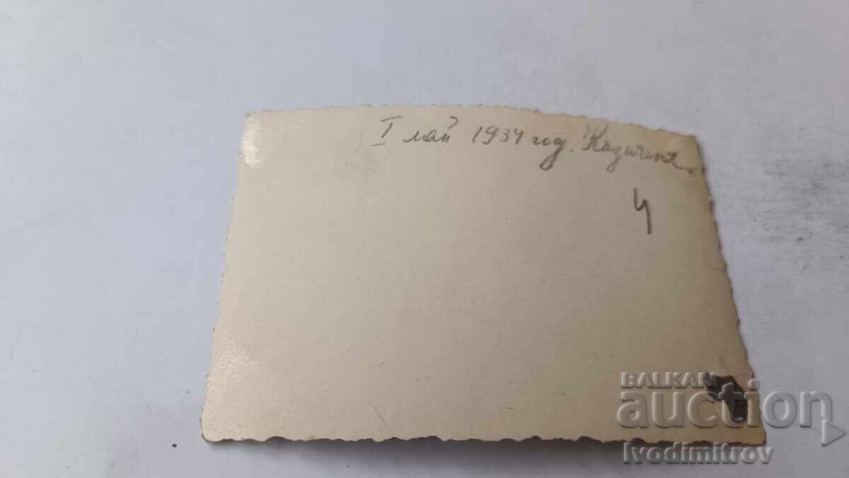 Fotografie Cazičene Fete întinse pe iarbă 1934 cu preț 2.35 BGN | € 1.20