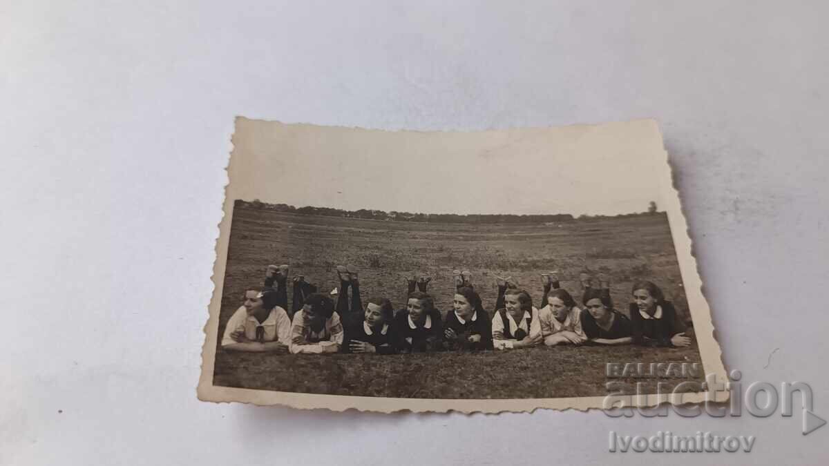 Fotografie Cazičene Fete întinse pe iarbă 1934